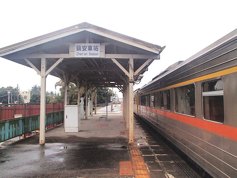 File:鎮安駅 ホーム.jpg