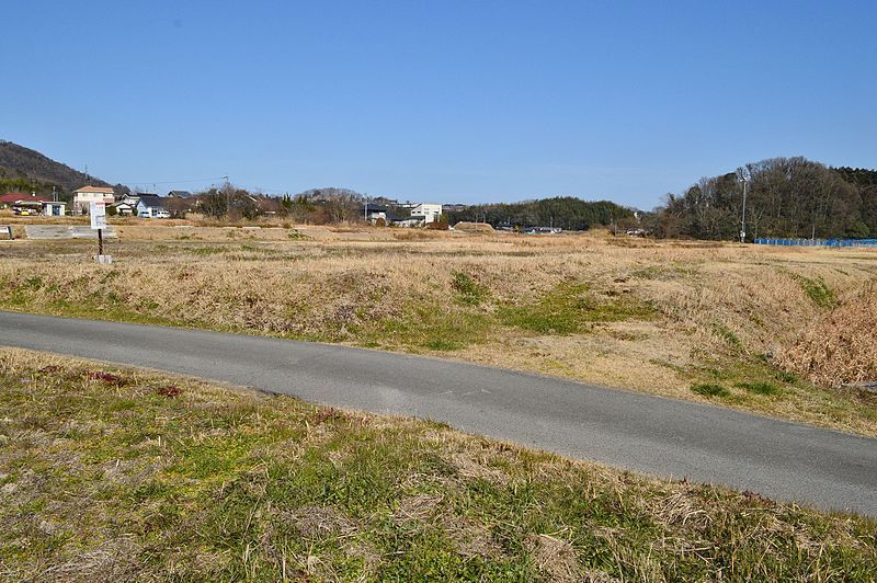 File:Bizen Kokubunji-ato, kondou-ato.jpg