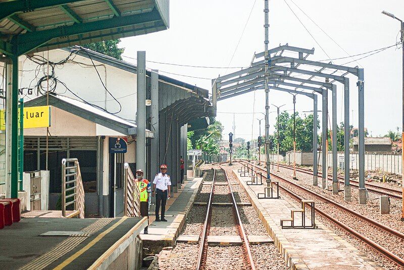 File:Emplasemen Stasiun Serang.jpg