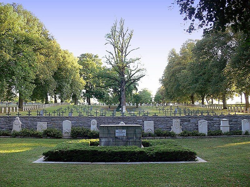 File:F54 Thiaucourt Soldatenfriedhof.JPG