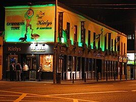 Kiely's pub and Yo Thai restaurant by night