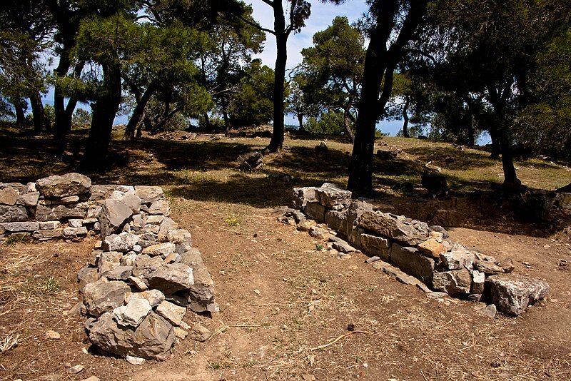 File:Kalaureia temple peribolos.jpg