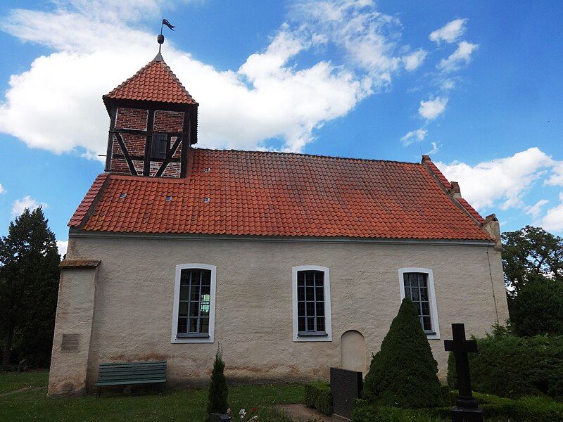 File:Kirche Bugewitz Südansicht.jpg