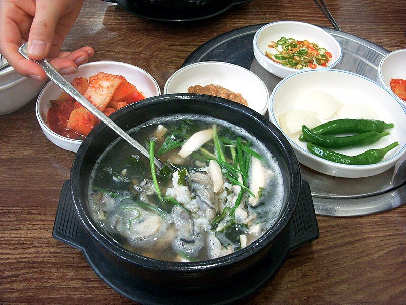 File:Korean soup-Gulgukbap-01.jpg