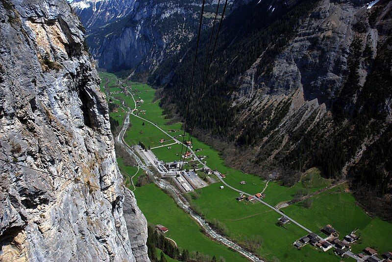 File:Lauterbrunnen valley.jpg