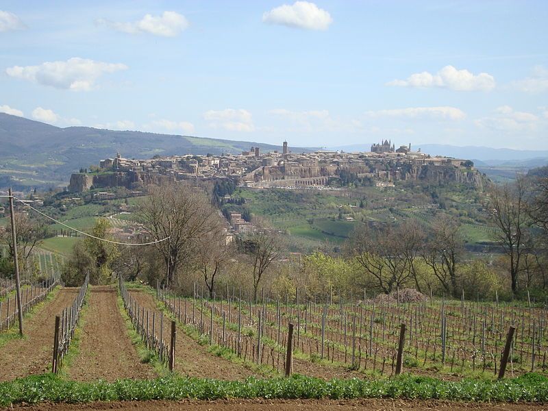 File:Orvieto vue1.JPG