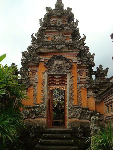 File:Pura Taman Saraswati3.JPG