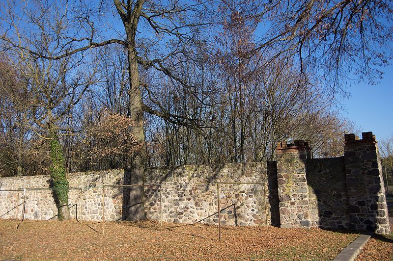 File:Stadtmauer Müncheberg Kleinbahnhof.jpg