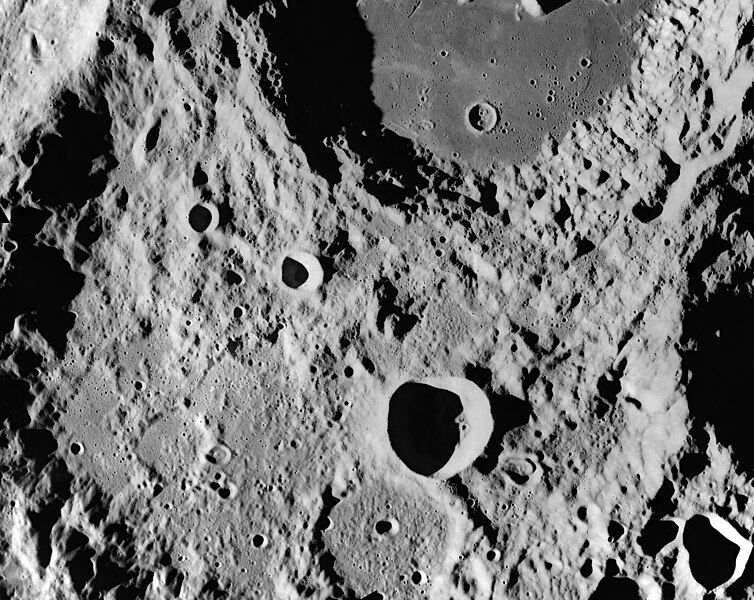 File:Vertregt crater AS17-M-1386.jpg