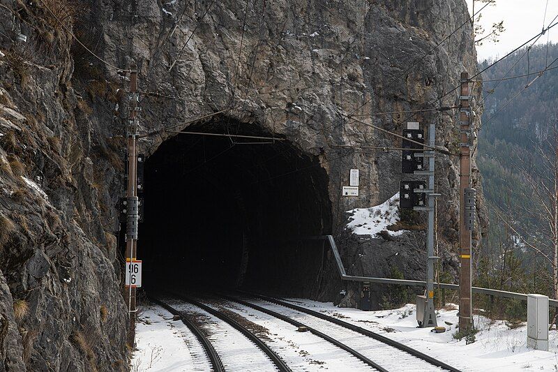 File:Weinzettelwandtunnel West.jpg