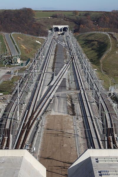 File:Überholbahnhof-Saubachtal-Okt2015.jpg