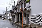 White houses with a characteristic net pattern on the lower part of the outer walls.