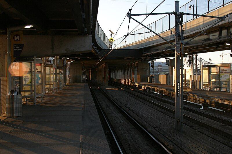 File:Eastriverfrontstation.JPG