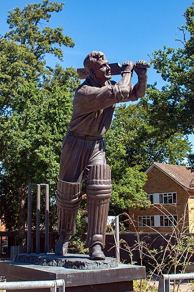 File:Eric Bedser statue.jpg