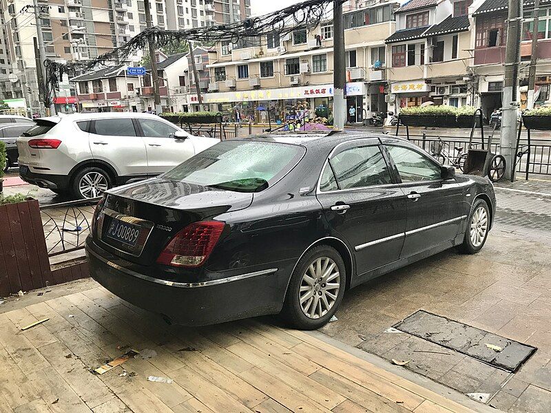 File:Hongqi HQ300 002.jpg