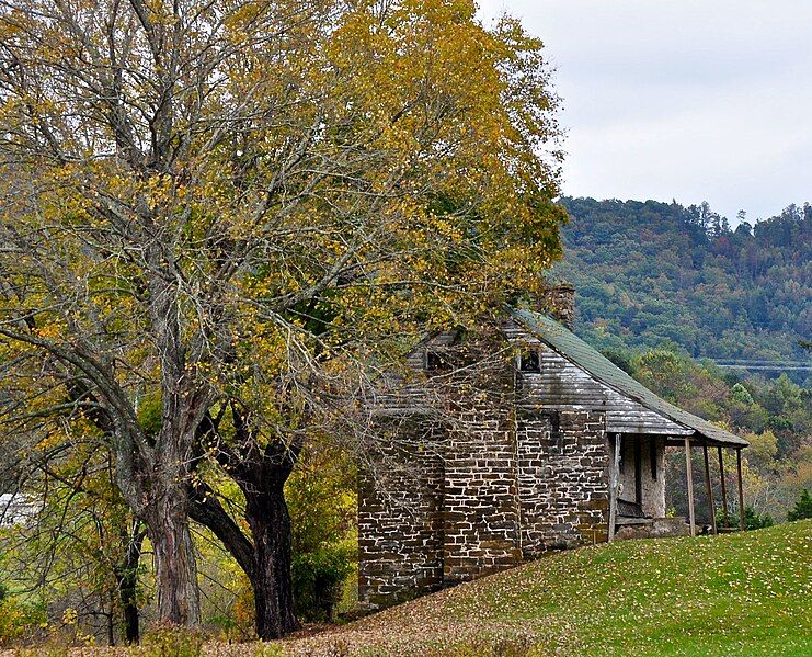 File:Howard-Bell-Feather House.JPG