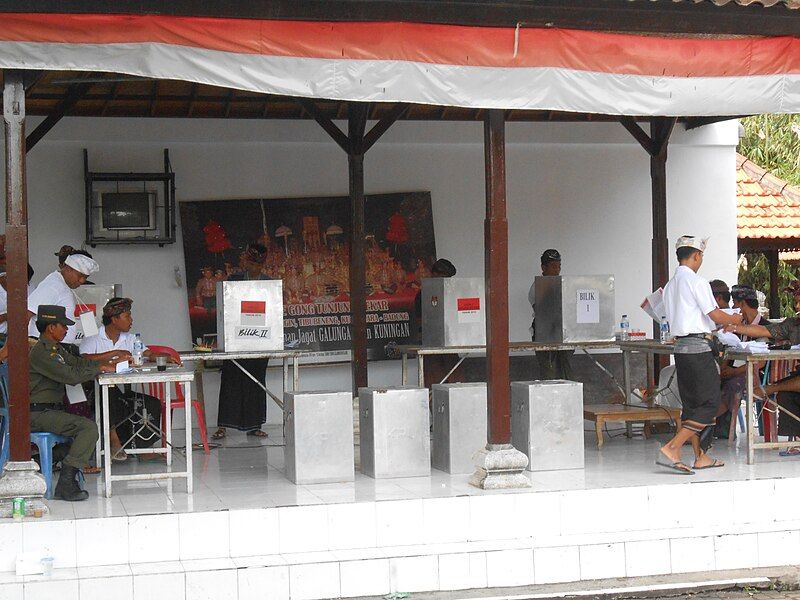 File:IndonesianElection14voting.jpg