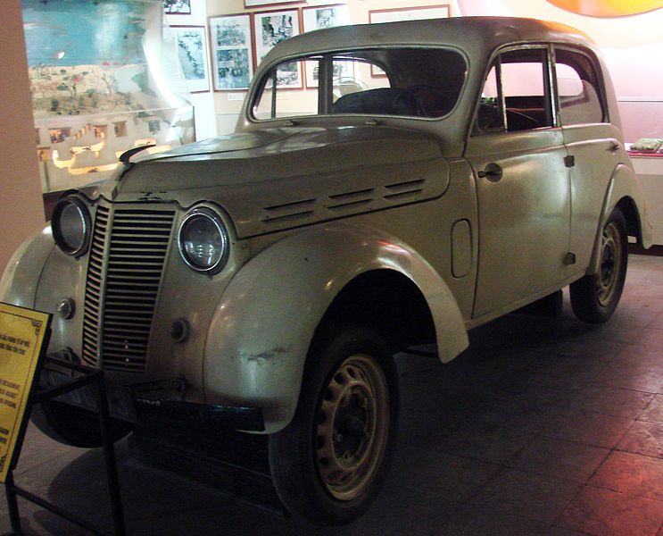 File:Juvaquatre four-door.jpg