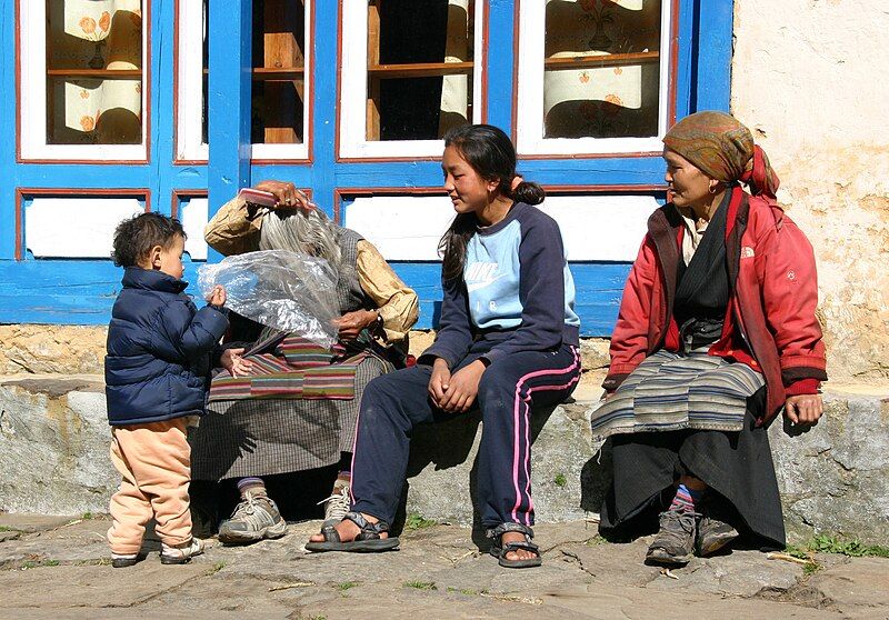 File:Phakding-Namche-26-Benkar-drei Generationen-2007-gje.jpg