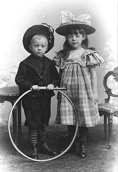 File:Siblings 1900 hg.jpg