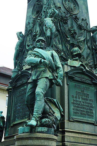 File:Siegesdenkmal Statue 2.jpg