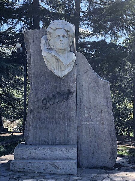 File:Statue in Ijevan.jpg