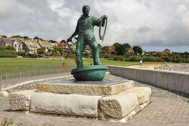 File:Statue in Newlyn.jpg