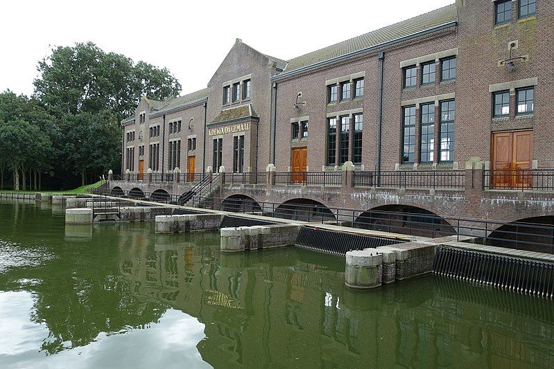 File:Woudagemaal zijde stroomkanaal.jpg