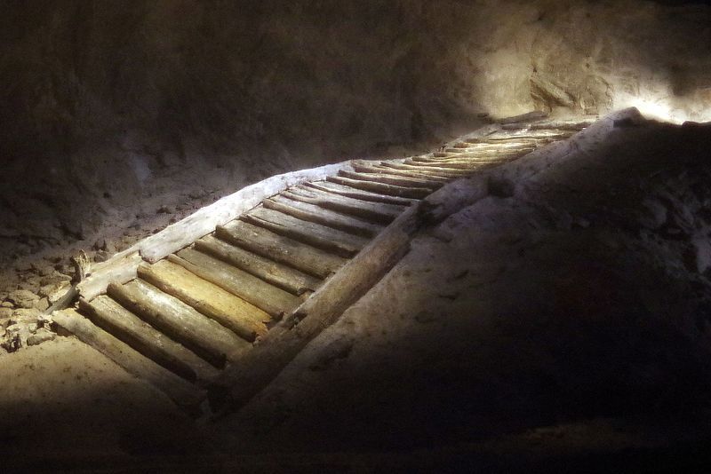 File:A-Hallstatt-salzw-treppe.jpg