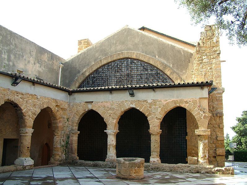 File:Agrigent Museum Innenhof.jpg