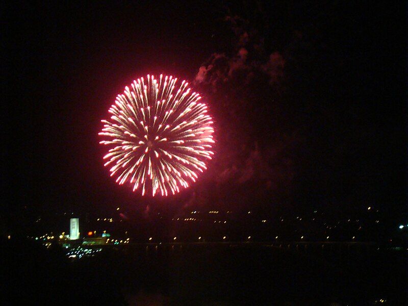 File:FireworksAtNiagaraFallsC.jpg