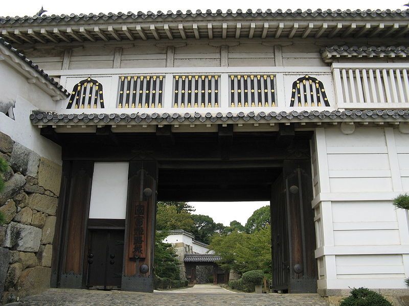 File:Himeji castle-hishi-no-mon.jpg