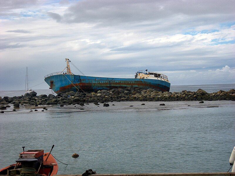 File:MV Maungaroa Wreck.jpg