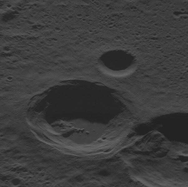 File:Makeba crater EN1015164051M.jpg