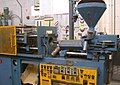 Plastics injection molding machine