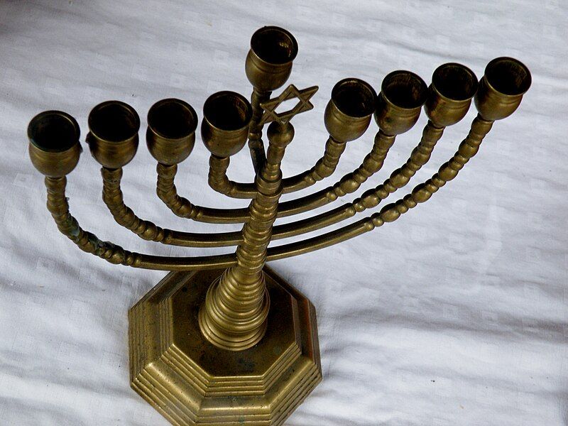 File:RoyLindmanHanukkahMenorah.jpg