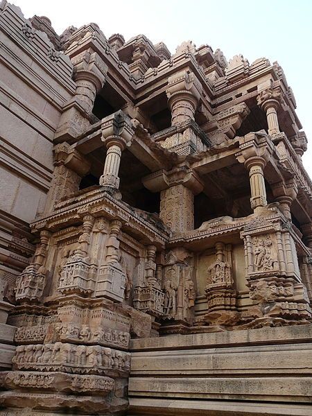 File:Saas-Bahu temple (15702423083).jpg