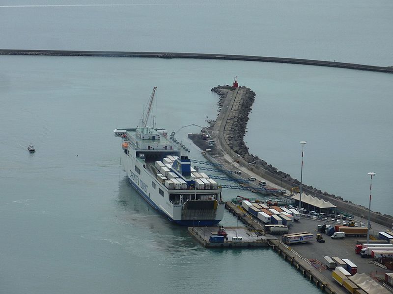 File:Salerno Frachtschiff.jpg