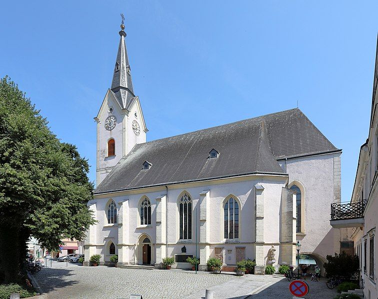 File:Ybbs - Kirche.JPG