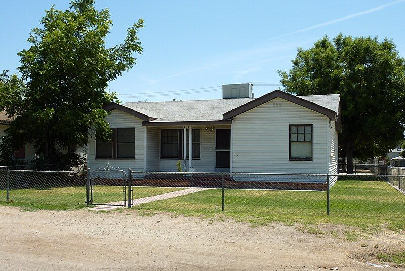 File:2009-0726-CA-Bakersfield-BushHouse.jpg