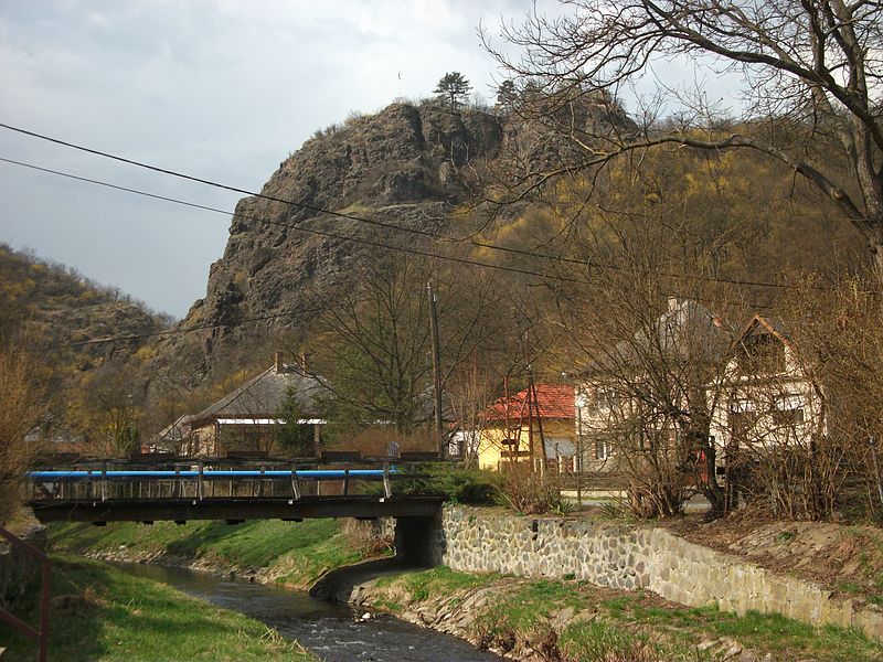 File:A szarvaskői Várhegy.JPG