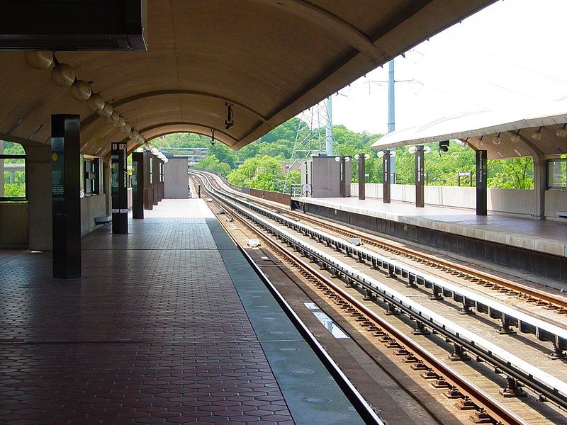 File:Eisenhower Avenue Station.jpg