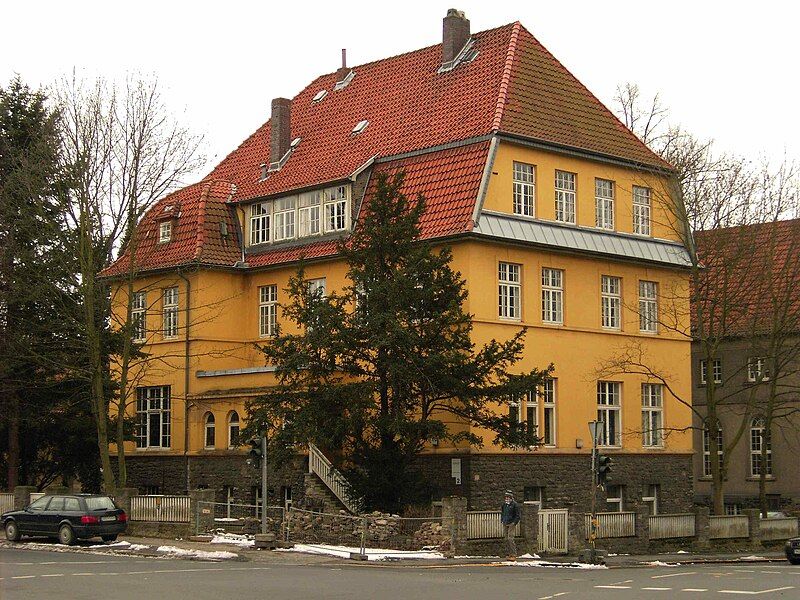 File:Göttingen-Gebäude.Enzyklopädie.des.Märchens.jpg