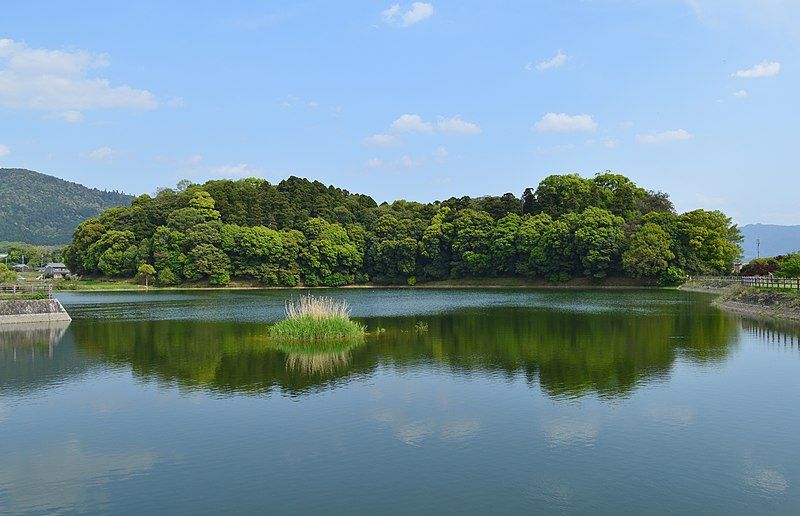 File:Hashihaka-kofun zenkei-2.jpg