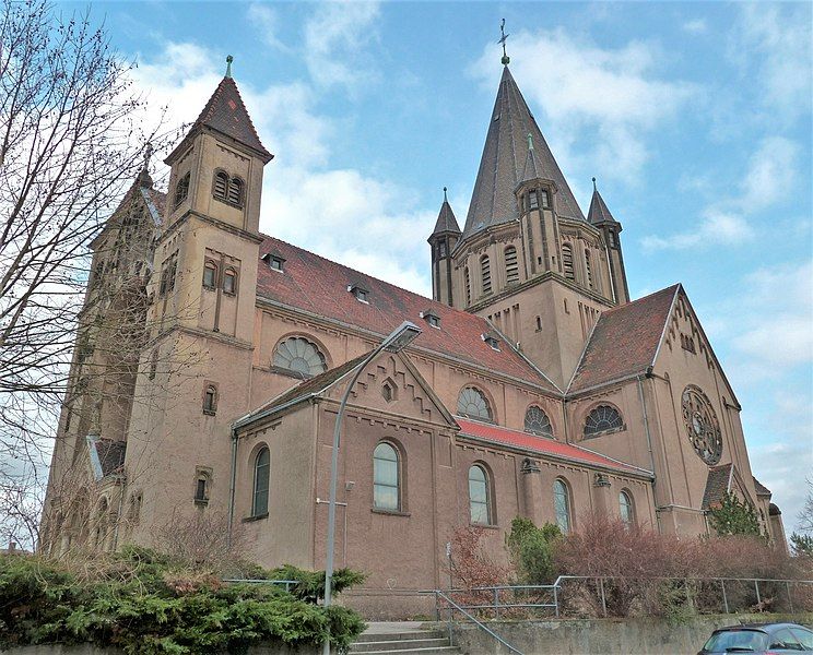 File:Herz-Jesu-Kirche Saarbrücken.jpg