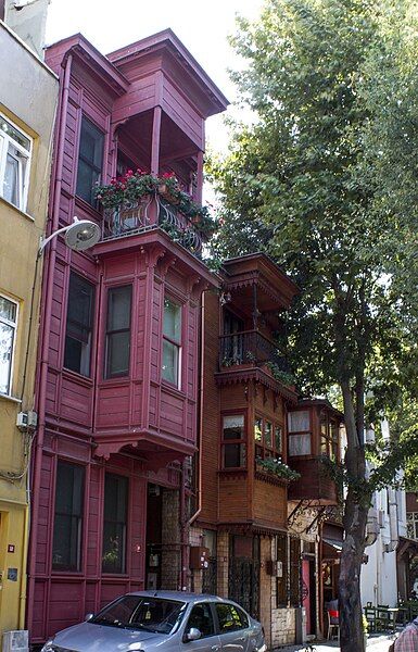 File:Houses in Kuzguncuk.JPG