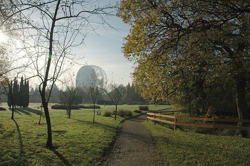 File:Jodrell.Bank.Telescope.From.Arboretum.JPG