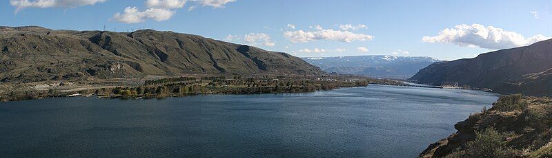 File:Lake entiat pano.jpg