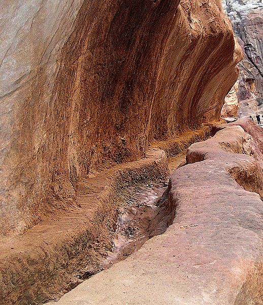 File:Petra.aqueduct.jpg