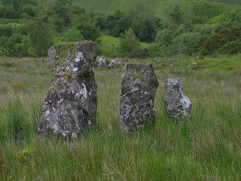 File:Drumskinny-stones.jpg